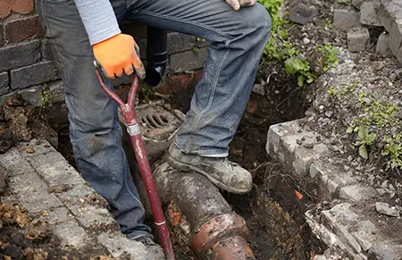 Dränering av husgrund med spade